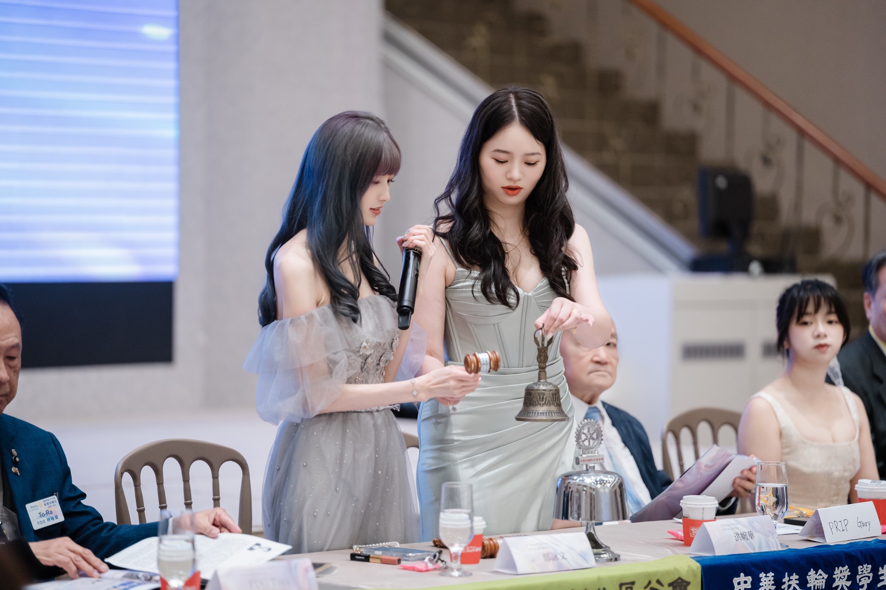 洪婉華與鄭詠文在交接典禮敲鐘